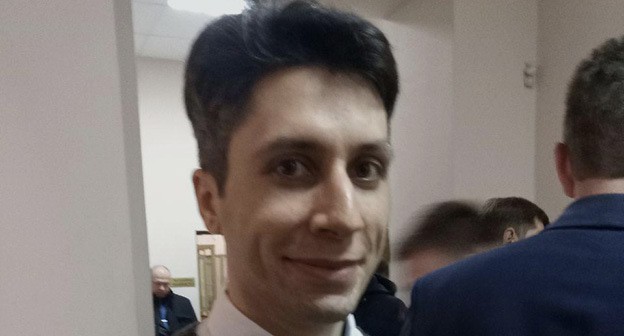 Руслан Алыев заходит в зал судебных заседаний. Фото Валерия Люгаева для "Кавказского узла" Руслан Алыев заходит в зал судебных заседаний. Фото Валерия Люгаева для "Кавказского узла"