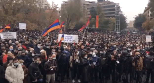 Митинг в Ереване 5 декабря 2020 декабря, стоп-кадр видео https://youtu.be/NuXVSlGxH6A Митинг в Ереване 5 декабря 2020 декабря, стоп-кадр видео https://youtu.be/NuXVSlGxH6A