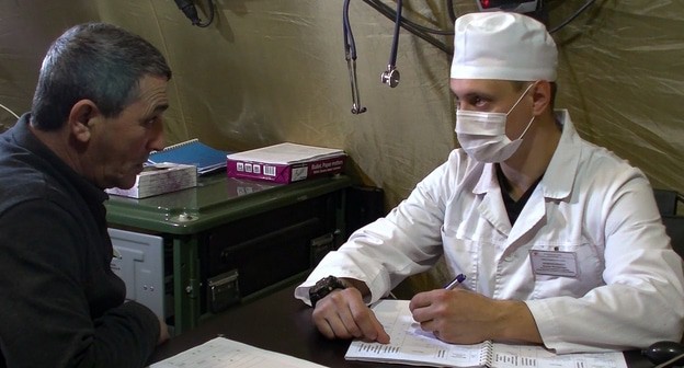 Медик отряда специального назначения начал оказывать помощь местному населению в Степанакерте. Фото пресс-службы МО РA http://mil.ru/russian_peacekeeping_forces/media/photo/gallery.htm?id=85138@cmsPhotoGallery Медик отряда специального назначения начал оказывать помощь местному населению в Степанакерте. Фото пресс-службы МО РA http://mil.ru/russian_peacekeeping_forces/media/photo/gallery.htm?id=85138@cmsPhotoGallery