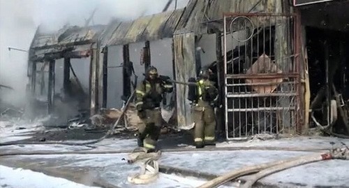 Ликвидация пожара на оптовом рынке "Классик" в Ростове-на-Дону. Фото: МЧС России Ликвидация пожара на оптовом рынке "Классик" в Ростове-на-Дону. Фото: МЧС России