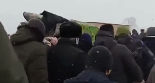 Похороны Абдулака Анзорова. Стоп-кадр с видео Telegram-канале 1ADAT https://t.me/IADAT/4187/ Похороны Абдулака Анзорова. Стоп-кадр с видео Telegram-канале 1ADAT https://t.me/IADAT/4187/