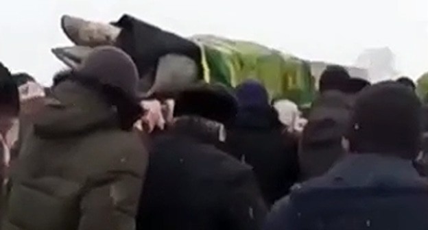 Похороны уроженца Чечни Абдулака Анзорова. Скриншот t.me/bazabazon Похороны уроженца Чечни Абдулака Анзорова. Скриншот t.me/bazabazon