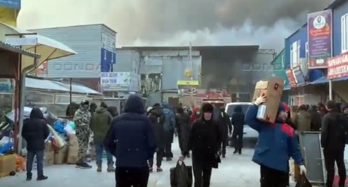 Торговцы оптового рынка "Классик" во время пожара 07.12.2020. Кадр видео Новости Ростова|DonDay https://vk.com/videos-40092240?z=video-40092240_456241394%2Fpl_-40092240_-2 Торговцы оптового рынка "Классик" во время пожара 07.12.2020. Кадр видео Новости Ростова|DonDay https://vk.com/videos-40092240?z=video-40092240_456241394%2Fpl_-40092240_-2