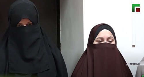 Видеосюжет о «воспитательной беседе» муфтия Чечни и начальника грозненского отдела полиции с девушками, которые носили никаб. Стоп-кадр видео ЧГТРК "Грозный" https://www.youtube.com/watch?v=SaHUSbalpGU