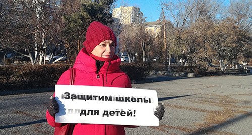 Участница пикета против дистанционного обучения. Волгоград, 9 декабря 2020 г. Фото Татьяны Филимоновой для "Кавказского узла" Участница пикета против дистанционного обучения. Волгоград, 9 декабря 2020 г. Фото Татьяны Филимоновой для "Кавказского узла"