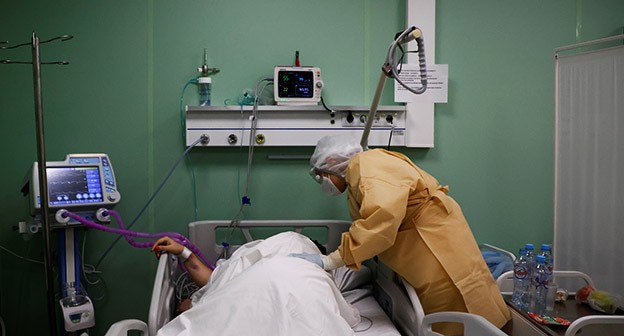 Больной коронавирусом в больничной палате. Ноябрь 2020 г. Фото: REUTERS/Maxim Shemetov Больной коронавирусом в больничной палате. Ноябрь 2020 г. Фото: REUTERS/Maxim Shemetov