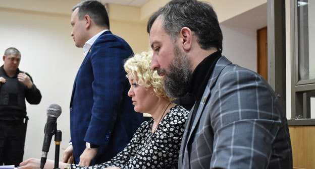Анастасия Шевченко с адвокатами Бадамшиным и Ковалевичем в зале суда, март 2020 года. Фото Константина Волгина для "Кавказского узла". Анастасия Шевченко с адвокатами Бадамшиным и Ковалевичем в зале суда, март 2020 года. Фото Константина Волгина для "Кавказского узла".