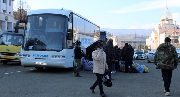 Беженцы возвращаются в Степанакерт на бесплатных автобусах из Еревана. Нагорный Карабах. 4 декабря 2020 года. Фото Алвард Григорян для "Кавказского узла" Беженцы возвращаются в Степанакерт на бесплатных автобусах из Еревана. Нагорный Карабах. 4 декабря 2020 года. Фото Алвард Григорян для "Кавказского узла"