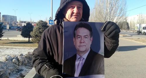 Пикетчик Михаил Модин в Волжском с портретом заключенного Николая Платошкина. Фото Татьяны Филимоновой для "Кавказского узла". Пикетчик Михаил Модин в Волжском с портретом заключенного Николая Платошкина. Фото Татьяны Филимоновой для "Кавказского узла".
