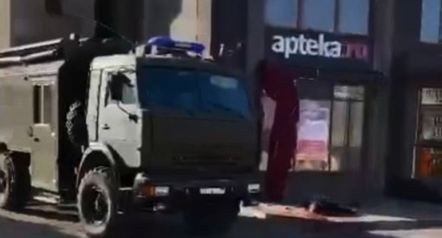 Кадр с места подрыва смертника в Учкекене. Фото: пресс-служба Национального антитеррористического комитета //nac.gov.ru/ Кадр с места подрыва смертника в Учкекене. Фото: пресс-служба Национального антитеррористического комитета //nac.gov.ru/