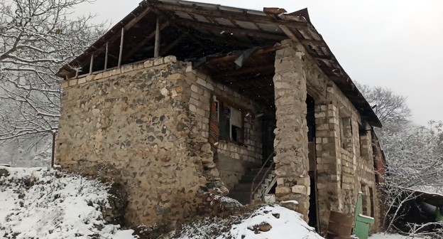 Покинутый дом в селе Тасы Верст. 7 декабря 2020 года. Фото Давида Симоняна для "Кавказского узла". Покинутый дом в селе Тасы Верст. 7 декабря 2020 года. Фото Давида Симоняна для "Кавказского узла".
