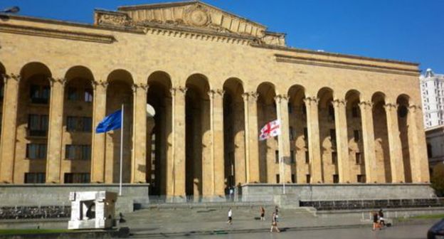 Здание парламента Грузии в Тбилиси. Фото: Spartaky, https://ru.wikipedia.org/wiki/Парламент_Грузии#/media/Файл:Georgia_old_parlament_2.jpg Здание парламента Грузии в Тбилиси. Фото: Spartaky, https://ru.wikipedia.org/wiki/Парламент_Грузии#/media/Файл:Georgia_old_parlament_2.jpg