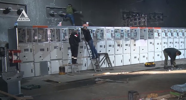Работы по установке новых трансформаторов на подстанции "Сухум-1". Стоп-кадр из видео Youtube-канала «Телекомпания Абаза-ТВ». https://www.youtube.com/watch?v=Gno2-Ovi1_E Работы по установке новых трансформаторов на подстанции "Сухум-1". Стоп-кадр из видео Youtube-канала «Телекомпания Абаза-ТВ». https://www.youtube.com/watch?v=Gno2-Ovi1_E