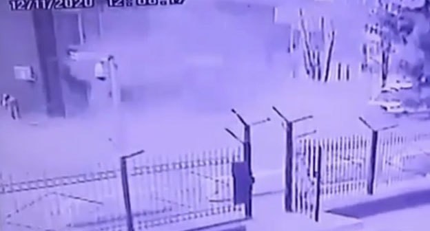 Кадр видеозаписи момента взрыва у отдела ФСБ в Карачаево-Черкесии https://www.vesti.ru/article/2498022 Кадр видеозаписи момента взрыва у отдела ФСБ в Карачаево-Черкесии https://www.vesti.ru/article/2498022