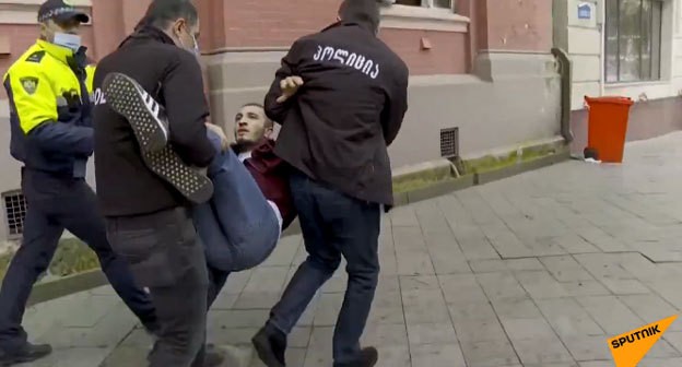 Силовики выносят человека с места акции протеста. Батуми, 13 декабря 2020 года. Кадр видео "Sputnik Грузия" https://www.youtube.com/watch?v=XW3Phkw6Mis&feature=emb_title Силовики выносят человека с места акции протеста. Батуми, 13 декабря 2020 года. Кадр видео "Sputnik Грузия" https://www.youtube.com/watch?v=XW3Phkw6Mis&feature=emb_title