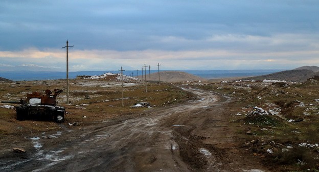 Армянский танк, подбитый на въезде в Джебраил. Фото Азиза Каримова для "Кавказского узла" Армянский танк, подбитый на въезде в Джебраил. Фото Азиза Каримова для "Кавказского узла"