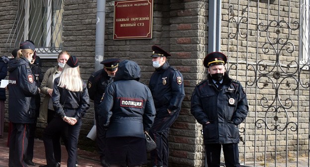 Полицейские у входа в Южный окружной военный суд, ноябрь 2020 года. Фото Константина Волгина для "Кавказского узла"
Полицейские у входа в Южный окружной военный суд, ноябрь 2020 года. Фото Константина Волгина для "Кавказского узла"