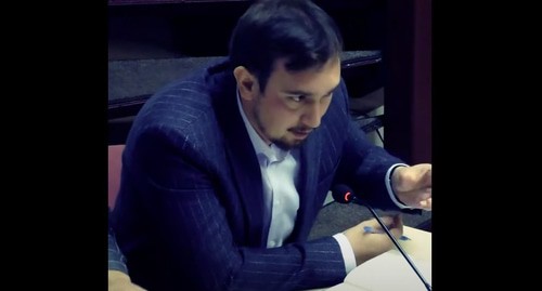 адвокат Зарифы Саутиевой Билан Дзугаев. Стоп-кадр видео канала YouTube 
Руслан Албаков-Мяршхи https://www.youtube.com/watch?v=uIC90he0FOg