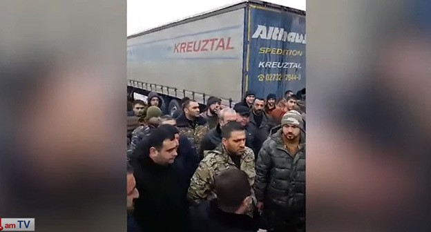 Противники демаркации границы с Азербайджаном перекрыли трассу в Армении. Стоп-кадр видео https://www.youtube.com/watch?v=mNNM7qCIPYk&feature=emb_logo Противники демаркации границы с Азербайджаном перекрыли трассу в Армении. Стоп-кадр видео https://www.youtube.com/watch?v=mNNM7qCIPYk&feature=emb_logo