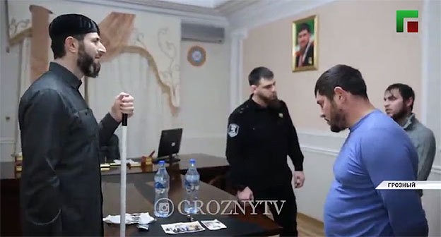 Главный специалист Центра исламской медицины Адам Эльжуркаев отчитывает задержанных в присутствии сотрудника силовой структуры. Кадр видео ЧГТРК "Грозный" https://www.instagram.com/p/CI7pCFNJclV/ Главный специалист Центра исламской медицины Адам Эльжуркаев отчитывает задержанных в присутствии сотрудника силовой структуры. Кадр видео ЧГТРК "Грозный" https://www.instagram.com/p/CI7pCFNJclV/