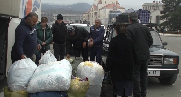 Беженцы возвращаются в Степанакерт, 19 декабря 2020 года. Фото: пресс-служба Минобороны России http://mil.ru/russian_peacekeeping_forces/media/photo/gallery.htm?id=85799@cmsPhotoGallery Беженцы возвращаются в Степанакерт, 19 декабря 2020 года. Фото: пресс-служба Минобороны России http://mil.ru/russian_peacekeeping_forces/media/photo/gallery.htm?id=85799@cmsPhotoGallery