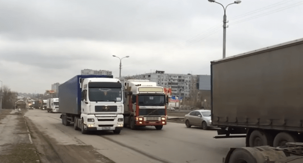 Фуры протестующих дальнобойщиков в Волгограде. Скриншот видео https://youtu.be/SjCnyTbO0Go Фуры протестующих дальнобойщиков в Волгограде. Скриншот видео https://youtu.be/SjCnyTbO0Go