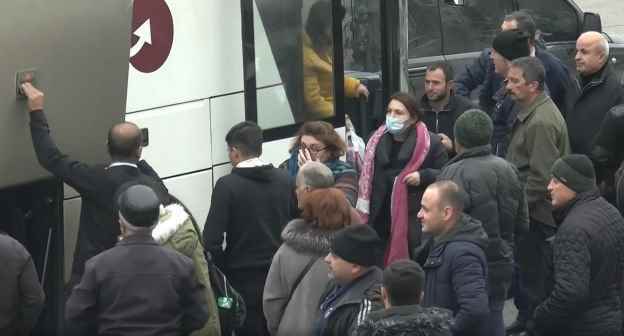 Беженцы возвращаются в Степанакерт, 19 декабря 2020 года. Фото: пресс-служба Минобороны России http://mil.ru/russian_peacekeeping_forces/media/photo/gallery.htm?id=85799@cmsPhotoGallery Беженцы возвращаются в Степанакерт, 19 декабря 2020 года. Фото: пресс-служба Минобороны России http://mil.ru/russian_peacekeeping_forces/media/photo/gallery.htm?id=85799@cmsPhotoGallery