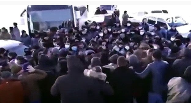 Стычка между сотрудниками полиции и протестующими на трассе в Сюникской области Армении. Кадр видео
Zara M_ https://www.youtube.com/watch?v=t8kItiZvjP0&feature=emb_logo Стычка между сотрудниками полиции и протестующими на трассе в Сюникской области Армении. Кадр видео
Zara M_ https://www.youtube.com/watch?v=t8kItiZvjP0&feature=emb_logo