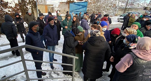 Посетители перед входом в суд. Нальчик, 18 декабря 2020 г. Фото Людмилы Маратовой для "Кавказского узла" Посетители перед входом в суд. Нальчик, 18 декабря 2020 г. Фото Людмилы Маратовой для "Кавказского узла"