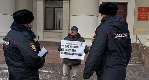 Полицейские беседуют с Анатолием Николаенко. Волгоград, 21 декабря 2020 г. Фото Татьяны Филимоновой для "Кавказского узла" Полицейские беседуют с Анатолием Николаенко. Волгоград, 21 декабря 2020 г. Фото Татьяны Филимоновой для "Кавказского узла"