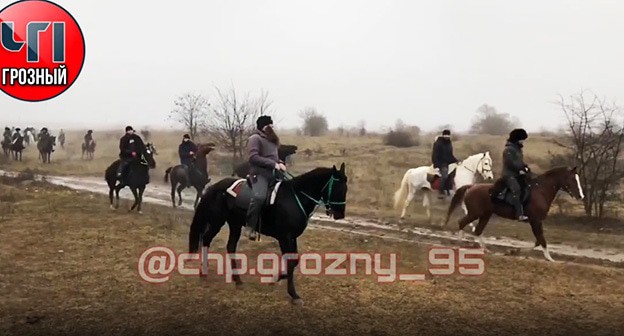 Скриншот видео конного похода к могиле Абдулака Анзорова, https://www.instagram.com/p/CJAHGJpnRra/ Скриншот видео конного похода к могиле Абдулака Анзорова, https://www.instagram.com/p/CJAHGJpnRra/