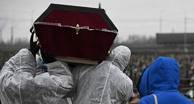 Похороны умершего от COVID-19. Фото: REUTERS/Alexey Malgavko Похороны умершего от COVID-19. Фото: REUTERS/Alexey Malgavko