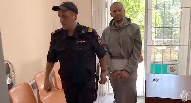 Сотрудник полиции и Сослан Созанов. Кадр видео Следственного комитета https://www.youtube.com/watch?v=pHANdDUJy0w&feature=emb_logo Сотрудник полиции и Сослан Созанов. Кадр видео Следственного комитета https://www.youtube.com/watch?v=pHANdDUJy0w&feature=emb_logo