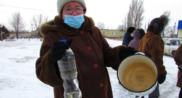 Жительница Красного Пахаря демонстрирует последствия использования мертвой воды Фото Вячеслава Ященко для "Кавказского узла" Жительница Красного Пахаря демонстрирует последствия использования мертвой воды Фото Вячеслава Ященко для "Кавказского узла"