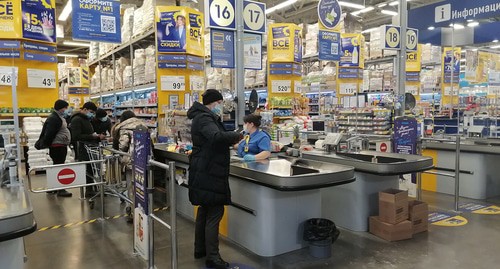 Покупатели в масках в гипермаркете Волгограда. Фото Татьяны Филимоновой для "Кавказского узла" Покупатели в масках в гипермаркете Волгограда. Фото Татьяны Филимоновой для "Кавказского узла"