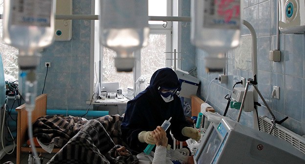 Медицинский работник возле пациента. Фото: REUTERS/Anton Vaganov Медицинский работник возле пациента. Фото: REUTERS/Anton Vaganov