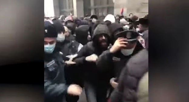 Стычка участников акции протеста с полицией. Ереван, 22 декабря 2020 г. Стоп-кадр видео https://www.youtube.com/watch?v=ulSuh357SXs&feature=emb_logo Стычка участников акции протеста с полицией. Ереван, 22 декабря 2020 г. Стоп-кадр видео https://www.youtube.com/watch?v=ulSuh357SXs&feature=emb_logo