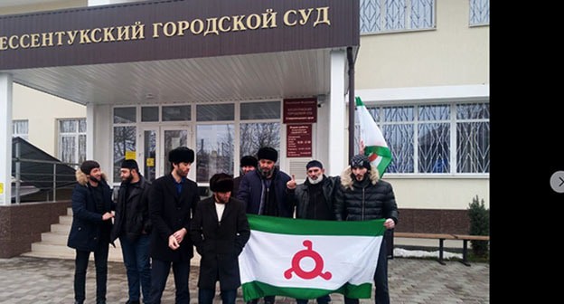 Ингушские активисты поддержали земляков у суда в Ессентуках. 22 декабря 2020 года. Скриншот https://www.facebook.com/photo/?fbid=862883681143833&set=a.145720772860131 Ингушские активисты поддержали земляков у суда в Ессентуках. 22 декабря 2020 года. Скриншот https://www.facebook.com/photo/?fbid=862883681143833&set=a.145720772860131