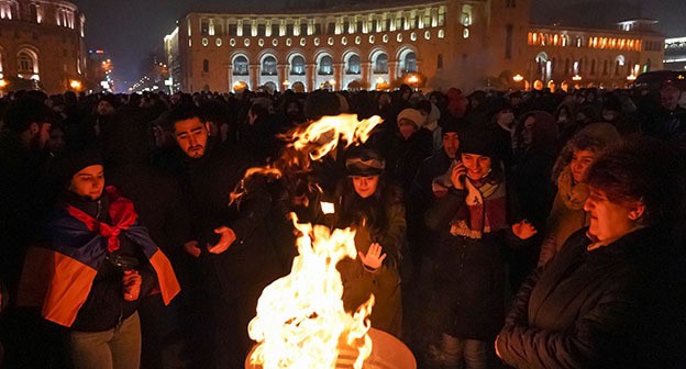 Протестующие разожгли костры на площади Республики в Ереване. 22 декабря 2020 года. Фото: REUTERS/Artem Mikryukov Протестующие разожгли костры на площади Республики в Ереване. 22 декабря 2020 года. Фото: REUTERS/Artem Mikryukov