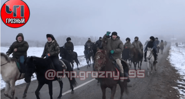 Скриншот видео конного похода к могиле Абдулака Анзорова, https://www.instagram.com/p/CJAHGJpnRra/ Скриншот видео конного похода к могиле Абдулака Анзорова, https://www.instagram.com/p/CJAHGJpnRra/