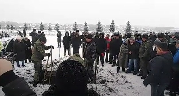 Похороны миротворца Александра Иванова  в Башкортостане. Кадр видео 
proufu102ru https://www.youtube.com/watch?v=WbFjXAhqGhs&feature=emb_logo