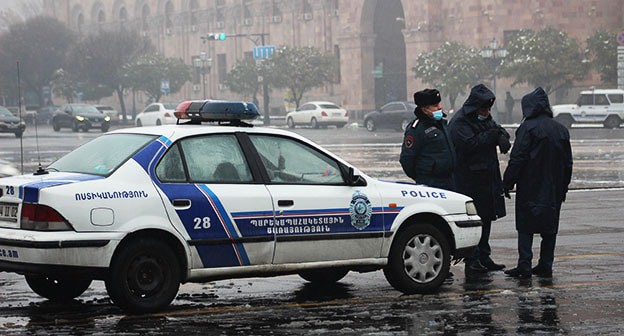 Сотрудники полиции во время акции протеста. Ереван, 23 декабря 2020 года. Фото Тиграна Петросяна для "Кавказского узла" Сотрудники полиции во время акции протеста. Ереван, 23 декабря 2020 года. Фото Тиграна Петросяна для "Кавказского узла"