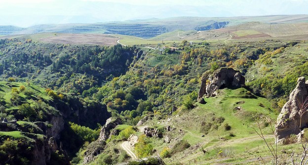 Окрестности села Шурнух. Фото Moreau.henri - https://ru.wikipedia.org/wiki/Хндзореск#/media/Файл:457_Le_site_troglodytique_de_Khendzoresk_vue_d'ensemble_(près_du_Nagorny-Karabakh).JPG Окрестности села Шурнух. Фото Moreau.henri - https://ru.wikipedia.org/wiki/Хндзореск#/media/Файл:457_Le_site_troglodytique_de_Khendzoresk_vue_d'ensemble_(près_du_Nagorny-Karabakh).JPG