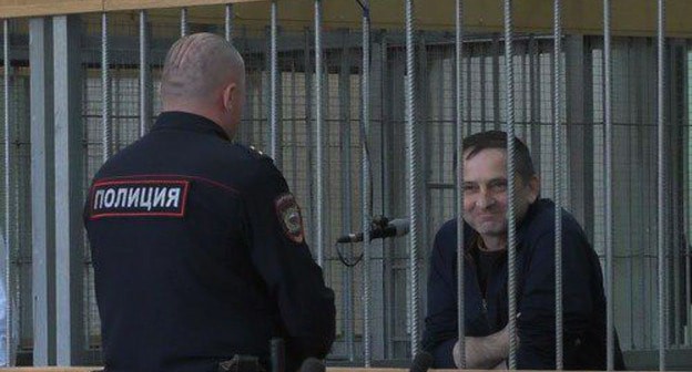 Суд по делу сотрудников ингушского ЦПЭ. Фото: кадр видео "Как Тимур и его команда пытали в Ингушетии" Суд по делу сотрудников ингушского ЦПЭ. Фото: кадр видео "Как Тимур и его команда пытали в Ингушетии"