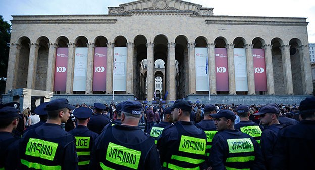 Сотрудники полиции возле парламента Грузии в Тбилиси. Фото: REUTERS/David Mdzinarishvili Сотрудники полиции возле парламента Грузии в Тбилиси. Фото: REUTERS/David Mdzinarishvili