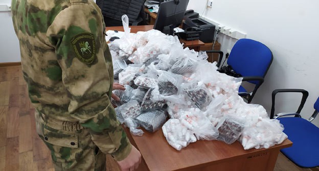 Сотрудник СКР рядом с партией изъятых веществ. Фото: пресс-служба СУ СКР по Ингушетии https://ingushetia.sledcom.ru/news/item/1526080/ Сотрудник СКР рядом с партией изъятых веществ. Фото: пресс-служба СУ СКР по Ингушетии https://ingushetia.sledcom.ru/news/item/1526080/