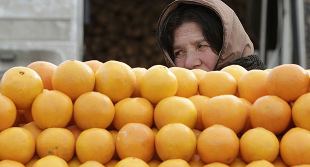 Продавец апельсинов на рынке в Тбилиси. Фото: REUTERS/David Mdzinarishvili Продавец апельсинов на рынке в Тбилиси. Фото: REUTERS/David Mdzinarishvili