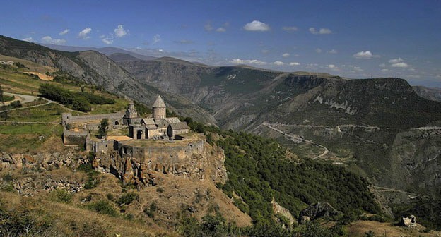 Окрестности села Воротан Сюникской области Армении. Фото: Tatev7 http://wp.wiki-wiki.ru/ Окрестности села Воротан Сюникской области Армении. Фото: Tatev7 http://wp.wiki-wiki.ru/