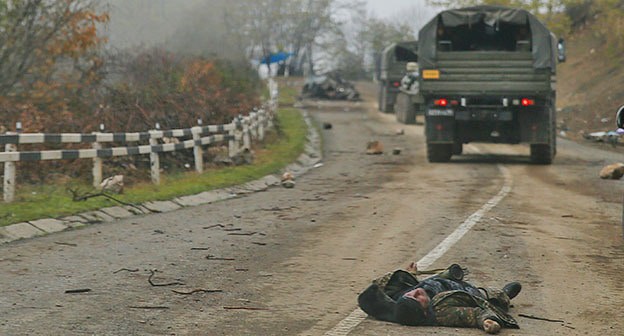 Тело погибшего человека в военной форме во время боевых действий в Нагорном Карабахе. Ноябрь 2020 г. Фото: REUTERS/Stringer Тело погибшего человека в военной форме во время боевых действий в Нагорном Карабахе. Ноябрь 2020 г. Фото: REUTERS/Stringer