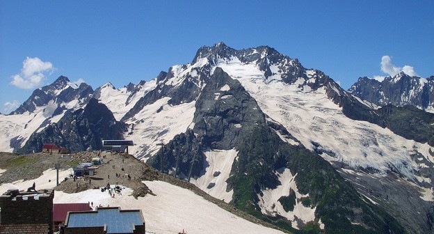Вид с горы Орлиное гнездо на Дамбай. Фото LxAndrew https://ru.wikipedia.org/wiki/Домбай_(горная_территория)#/media/Файл:62_ГКХ,_г._Джугутурлючат,_Инэ,_верхняя_станция.JPG Вид с горы Орлиное гнездо на Дамбай. Фото LxAndrew https://ru.wikipedia.org/wiki/Домбай_(горная_территория)#/media/Файл:62_ГКХ,_г._Джугутурлючат,_Инэ,_верхняя_станция.JPG